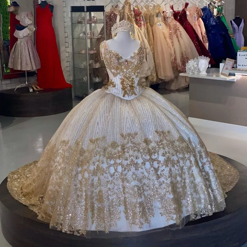 Oszałamiająca suknia balowa Quinceanera Suknie Zroszony Sweet 16 Dress Gold Applique Vestidos DE 15 Prom Suknia Suknia Dresy Masquerade Dress