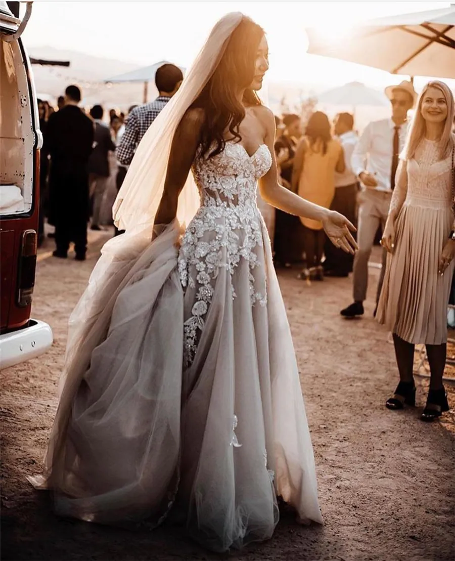 Vestidos de novia con apliques de flores de encaje transparente 3D, vestidos de novia bohemios de playa gris oscuro de tul sin tirantes con cristales