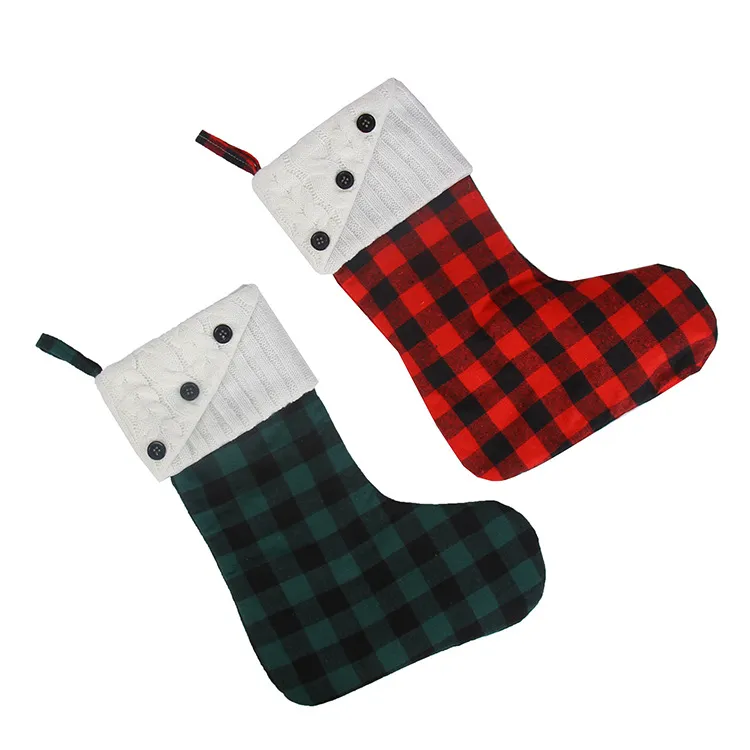 Décoration de bas de Noël Chaussettes tricotées à carreaux rouges et verts Grand sac cadeau de Noël avec boutons XD24910