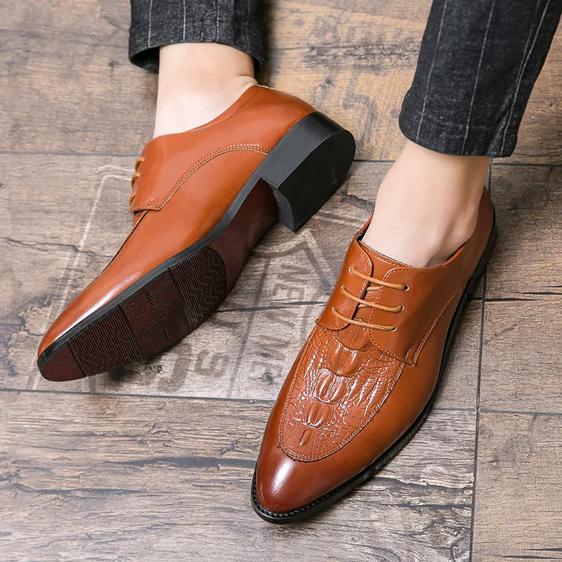 Chaussures Men Light Gentleman Designer de haute qualité marque de personnalité masculine Oxford Nouveau 2024 Cuir décontracté confortable B