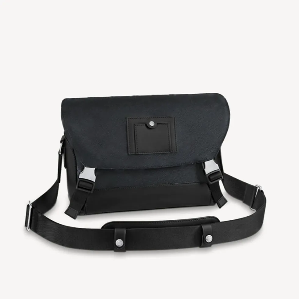 Designers Mens Small Messenger Väskor Modern Leather Outdoor Double Buckle Crossbody Bag Man Business Dator Stora Pärla Handväska