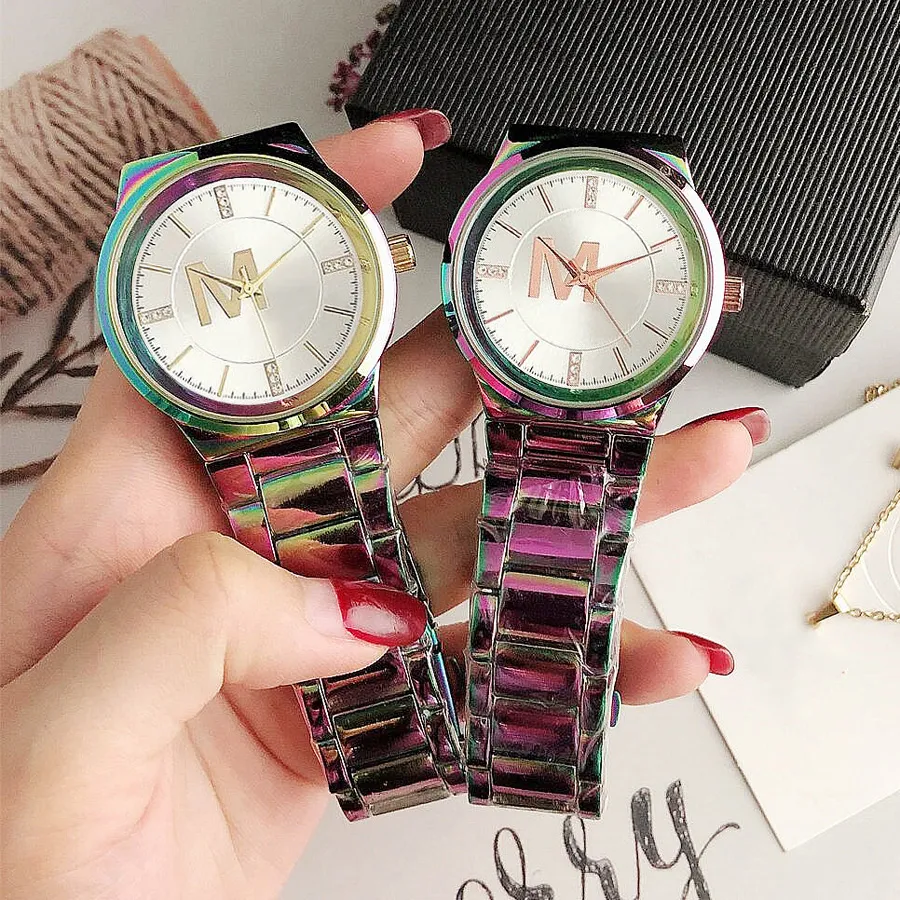 Merk horloges vrouwen dame meisje diamant kristal grote letters stijl kleurrijke metalen stalen band quartz polshorloge m137