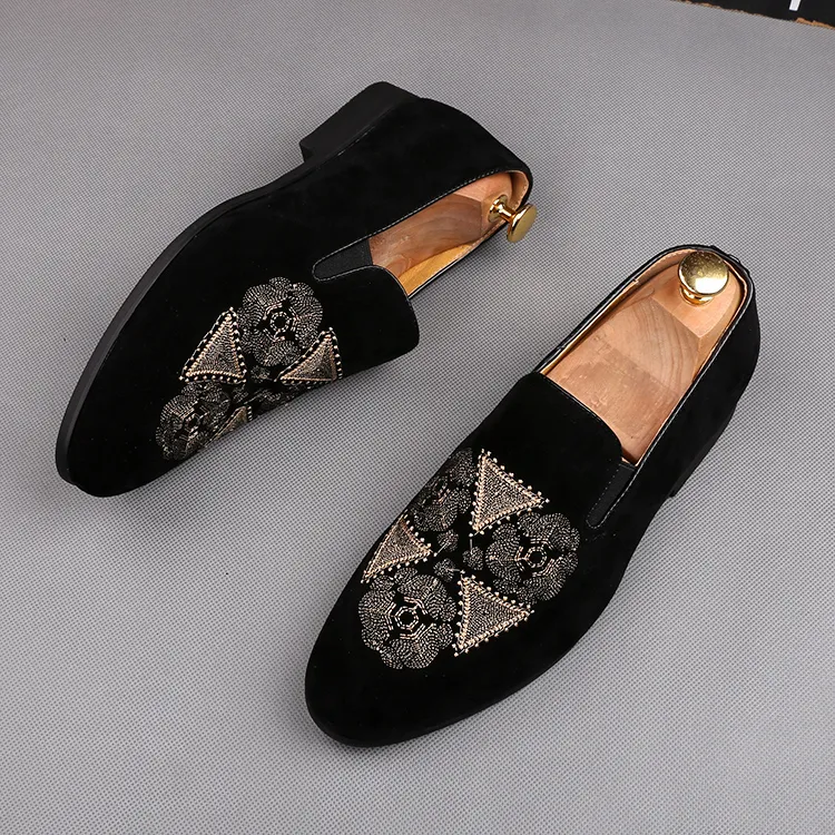 Ny stil italiensk män loafers broderi tofflor rökning slip-on skor lyx party bröllop svart sammet klänning skor män lägenheter m529