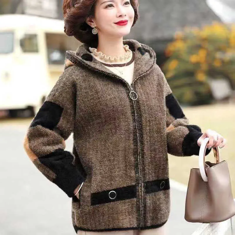 Nouveau 2021 Imitez le manteau de laine polaire de vison mère d'âge moyen vêtements d'hiver courts épais à capuche en vrac plus taille dames veste top Y0829