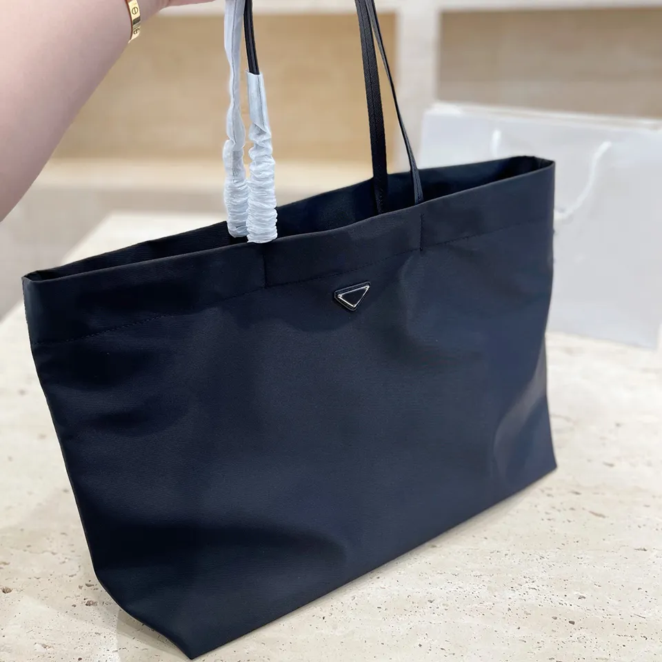 Borsa tote in nylon nero per donna Borsa di design di lusso Shopping casual da donna ad alta capacità