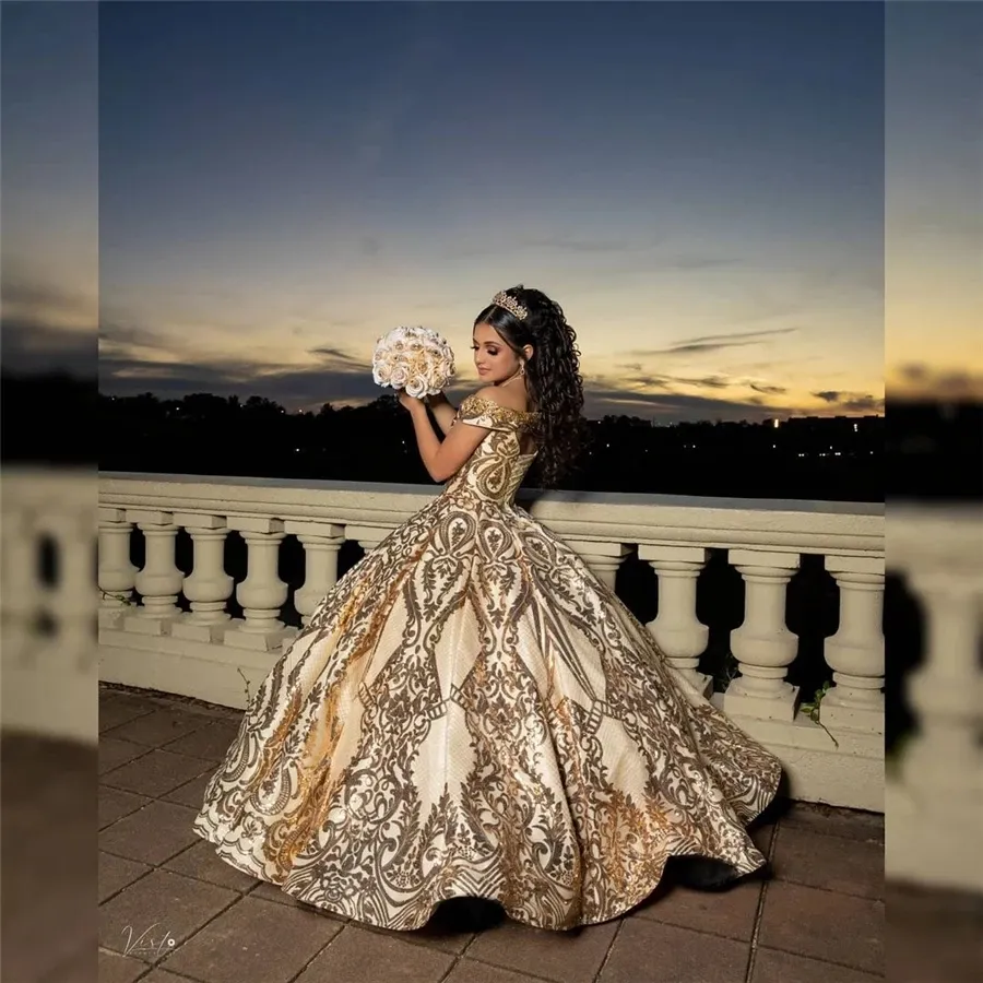 2021 Brillante abito da ballo in oro Abiti Quinceanera con perline spalle scoperte Tulle con paillettes Dolce 15 16 Abito XV Abbigliamento da festa