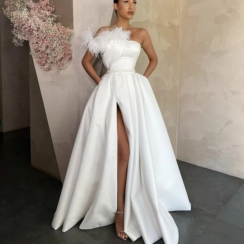 Elegante Witte Avondjurken Sexy High Side Split Party Jurken Vloer Lengte Ruches Satijn Met Zakken Veren Bont Galajurk Strapless Aanpassen