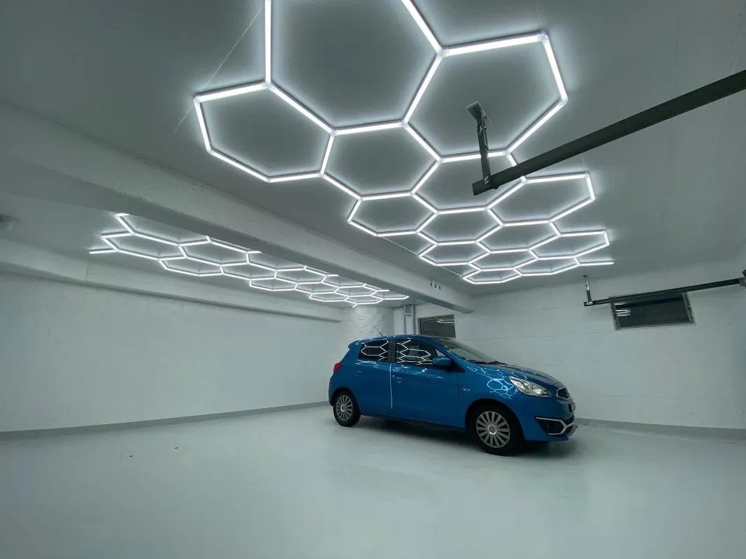 Lumières fonctionnantes adaptées aux besoins du client par lumière d'hexagone pour la lampe détaillante d'atelier de studio de voiture