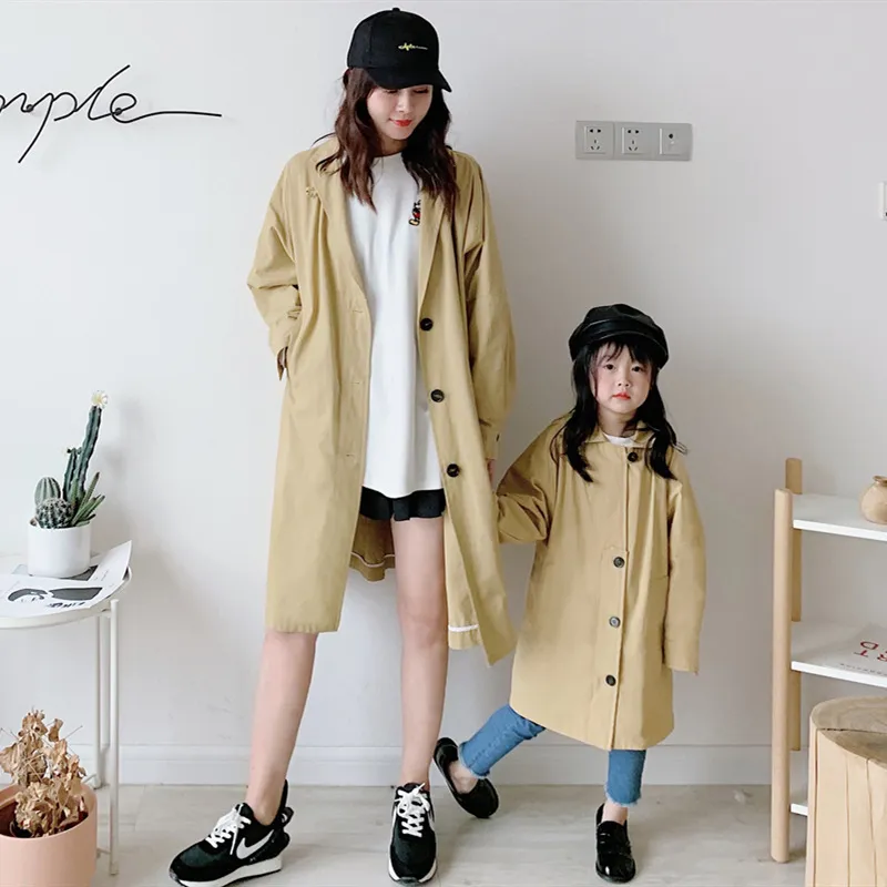 春の秋の家族のマッチジャケットママと娘の緩い長いトレンチコート衣装210508