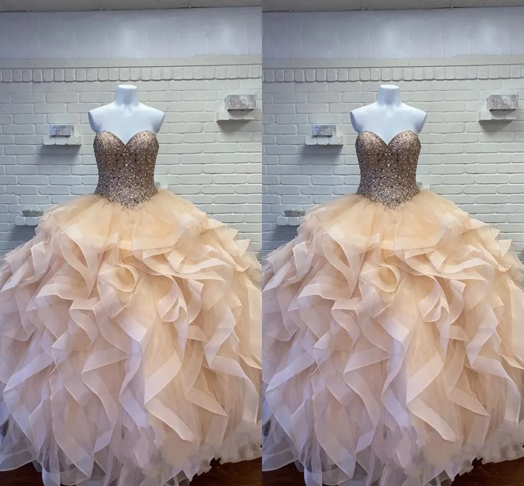 놀라운 샴페인 Quinceanera 드레스 Strapless Beaded Crystals 코르셋 백 프릴 볼 가운 댄스 파티 공식적인 여성 달콤한 15 16 소녀