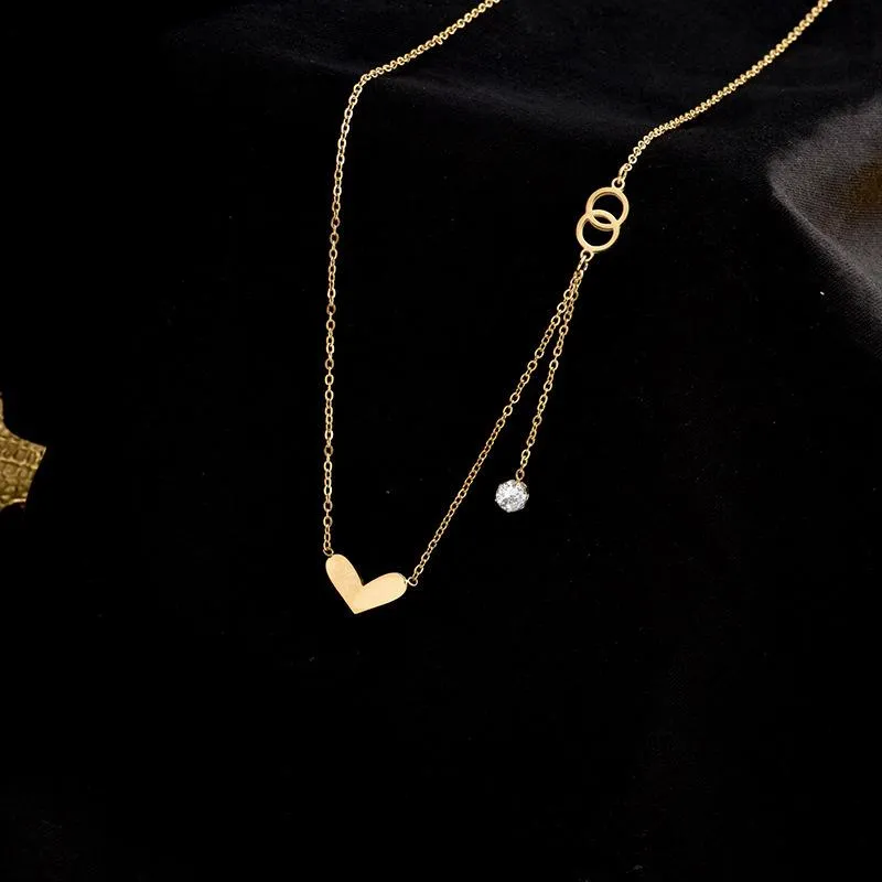 Pendentif Colliers Tempérament élégant Bijoux en acier inoxydable Collier Simple Amour Coeur Zircon Gland pour les femmes Bijoux Charms2759