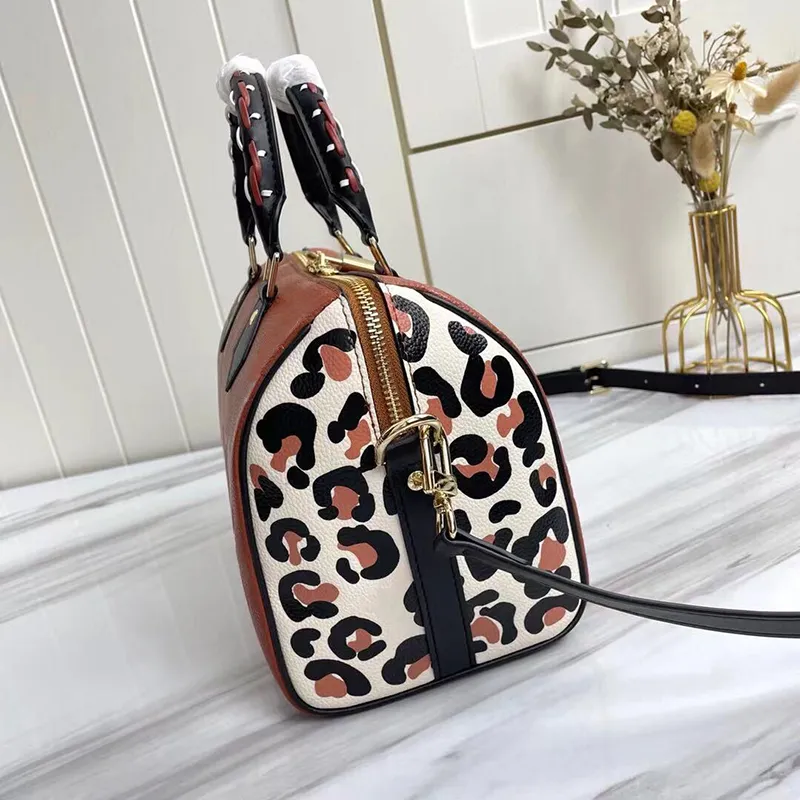 2020 new Women Messenger Travel bag Classic Style Fashion bags Shoulder Bags Lady Totes handbags 30 cm With key lock