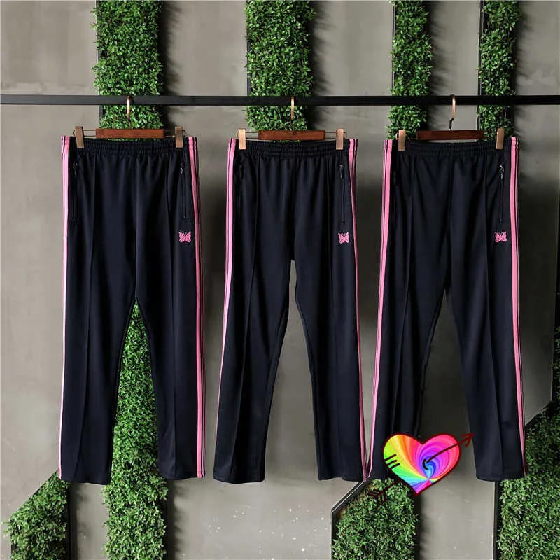 Pantaloni con aghi da ricamo a farfalla Pantaloni da uomo Pantaloni a righe laterali rosa di alta qualità Pantaloni da pista con aghi AWGE Pantaloni X0628