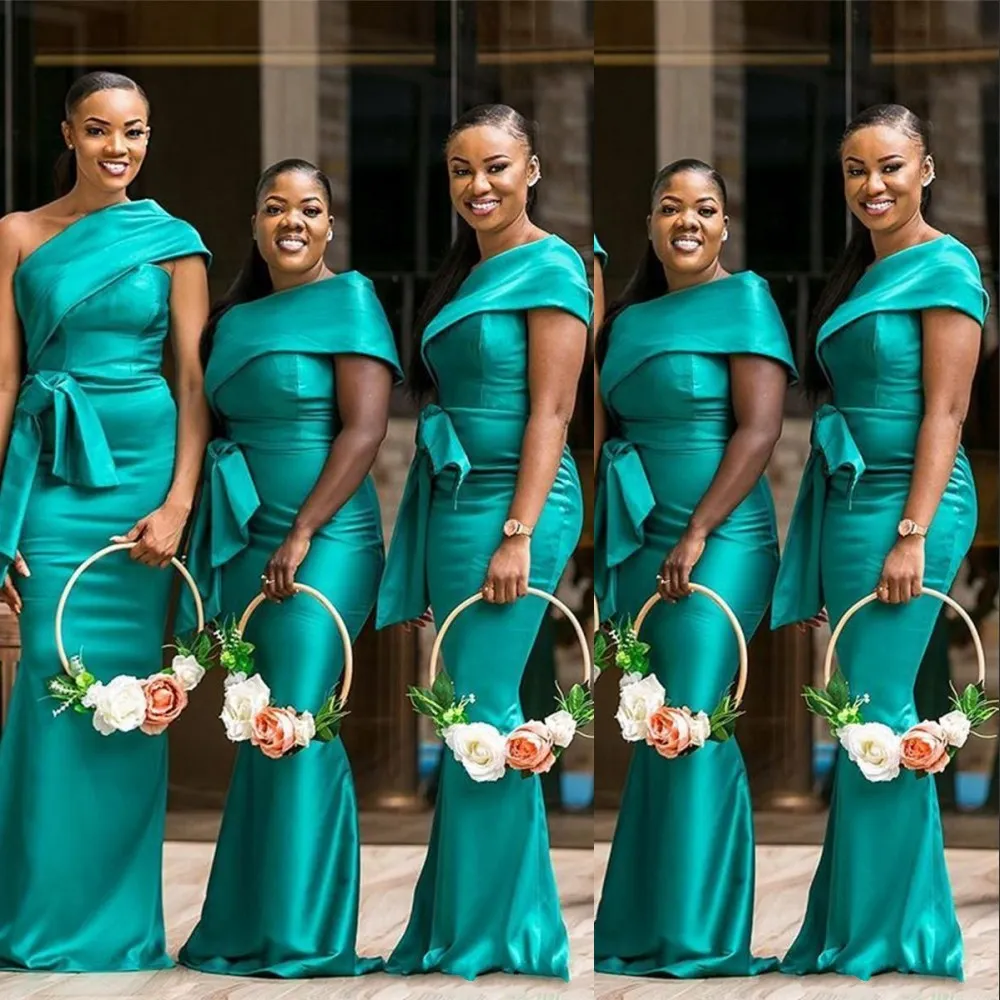 2021 Chraming Plus La Taille Hunter Vert Robes De Demoiselle D'honneur Pour Les Mariages Africains Occidentaux Élégant Une Épaule Plis Peplum Longue Demoiselle D'honneur Robes