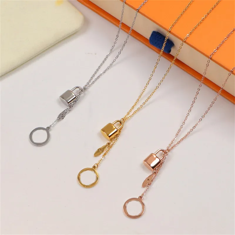 Verrouiller Floral Lettre Pendentif Colliers Avec Boîte En Acier Au Titane Exquis Élégant Bijoux Personnalité Mode Rue Collier