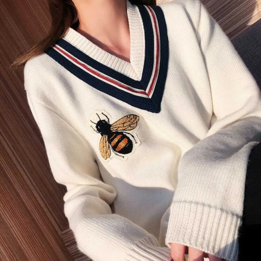 High Quality Autumn Winter Bees Knitting V-neck Long Sleeve Pullover Female Ladies' Sweaters Embroidery Cartoon Honeybee Femme 210922