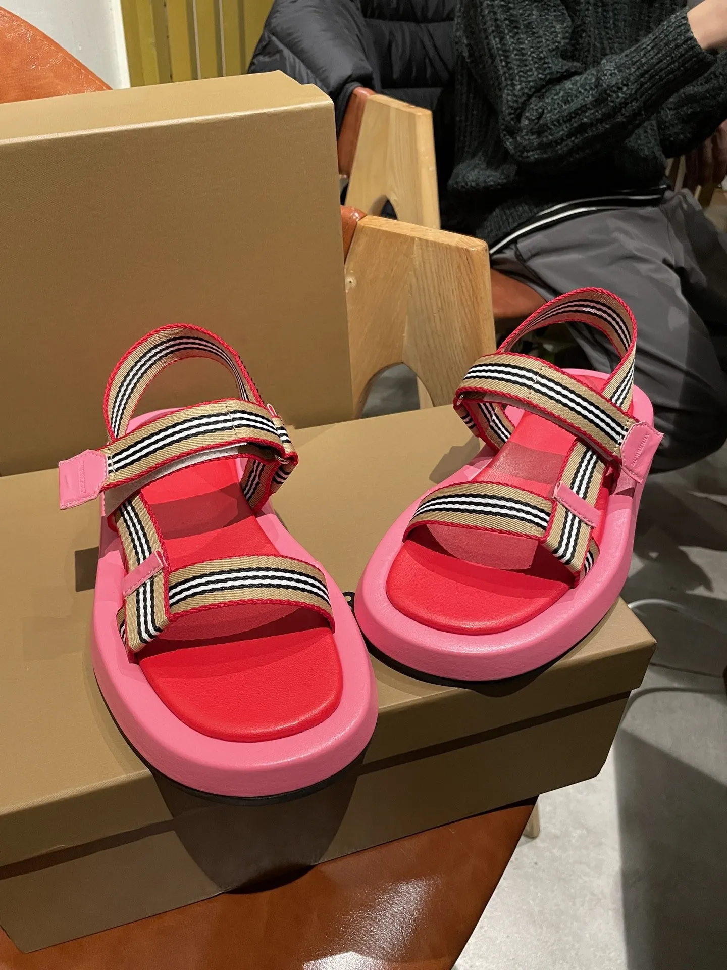 2022 arrivée femme été marque sandales dames populaire couleur mélangée plat sandales de plage avec boîte à chaussures