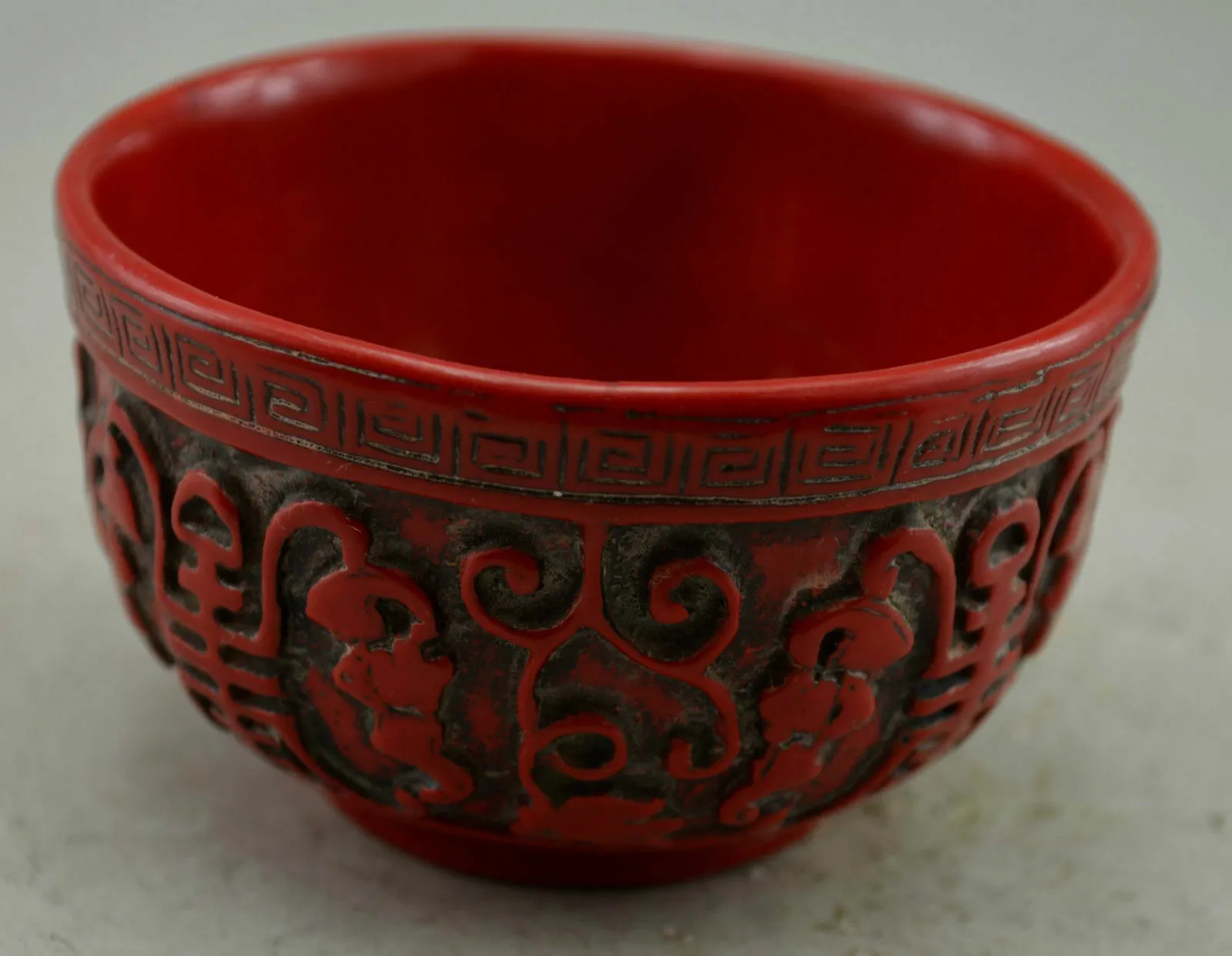 中国の赤いサンコラル刻まれたブドウフィギュアボール -  Fu Fooの寿命を意味する装飾の彫像家の装飾コレクション装​​飾品