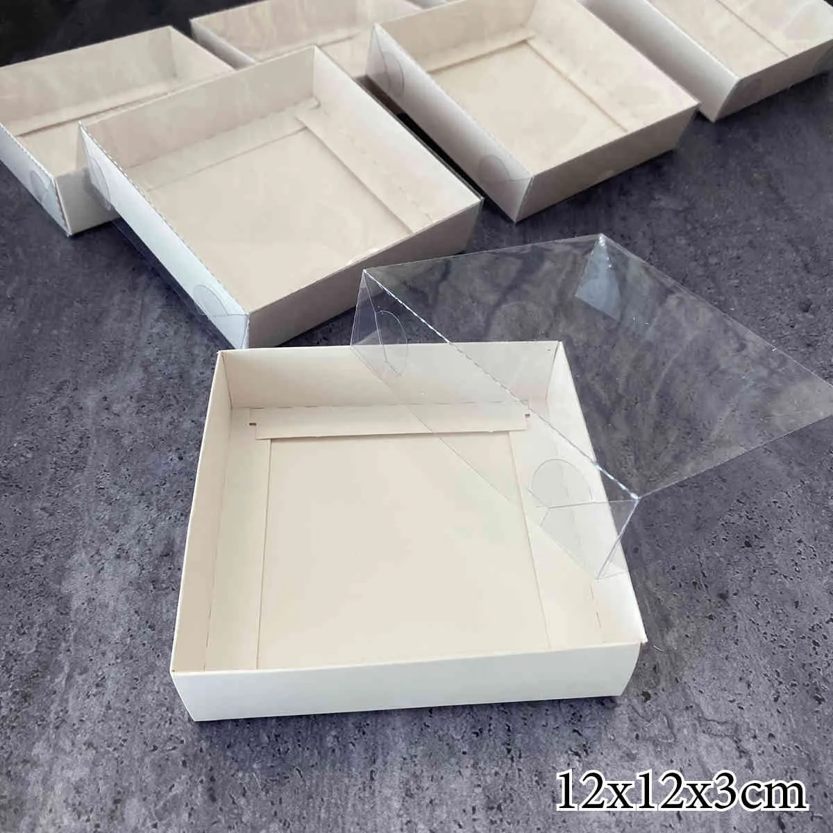 흰색 케이크 선물 상자 골판지 포장 명확한 PVC 창문 투명 뚜껑 쿠키 캔디 웨딩 옷 드레스 손님 상자 210323221W
