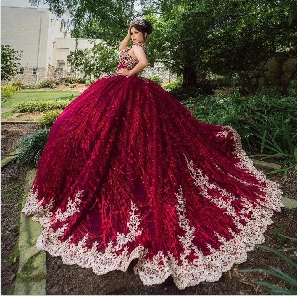 Glitter Burgundy Tulle Quinceanera Klänningar 2022 Långt tåg Beading Cap Kortärmad KeyHow Backless Gold Appliques Sweet 16 Party Dress