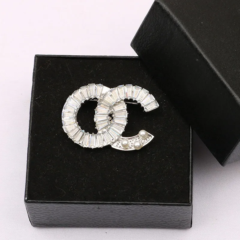 Classique Petit Vent Doux Simple Marque Designer Broche Femmes Zircon Perle C Lettres Broches Costume Pin Mode Bijoux Vêtements Décoration Haute Qualité Accessoires