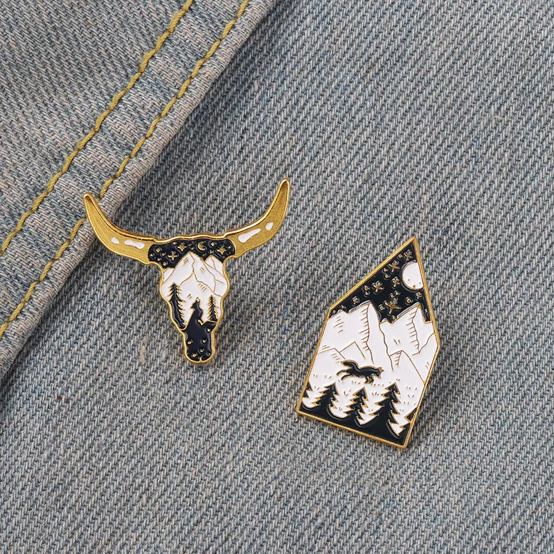 Bull Head Horns Enamel Pins Custom Nature Night View Brooch Lapel Badge Bag Punk Gothic Smycken Gift för vänner