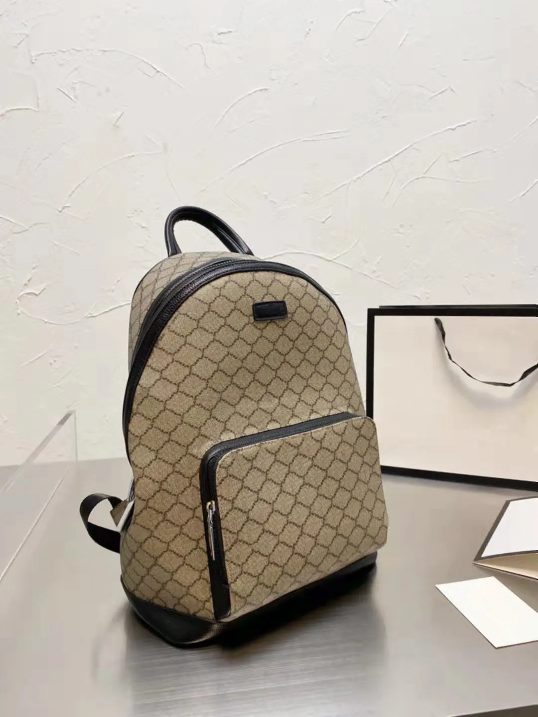 Дизайнер в стиле рюкзака разработал высококачественный рюкзак. Простой дизайн букв может соответствовать любому цвету моделирования одежды! Размер 33CMX37CM.