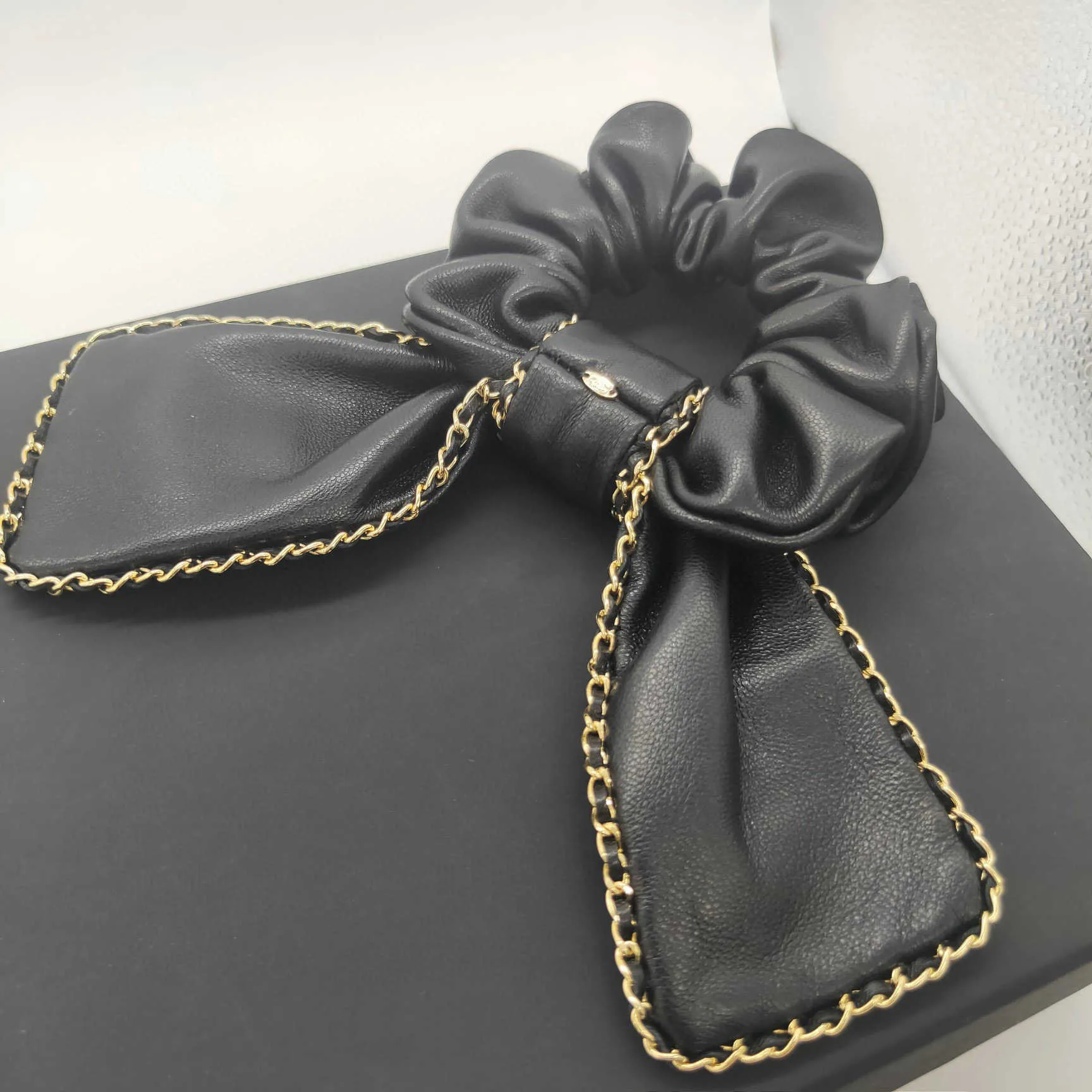 2021 Mode-sieraden Voor Vrouwen Zwart Leer Ontwerp Echte Lammeren Huid Mooie Meisjes Haar Dragen Sieraden Haar Luxe Top Sieraden