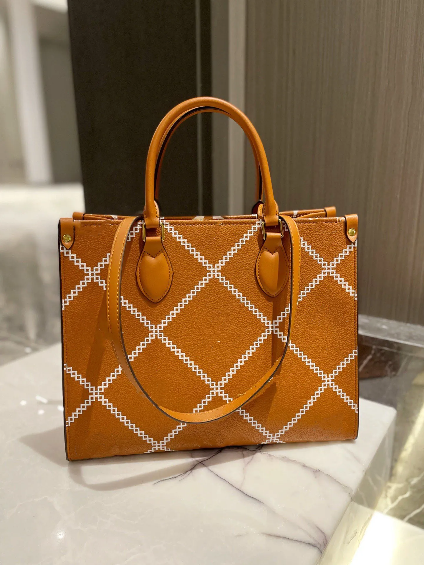 2021 가죽 편지 핸드백, 오래 된 메신저 여자의 핸드백 및 양각 된 어깨 가방을 가진 최신 고품질 패션 클래식 가방.