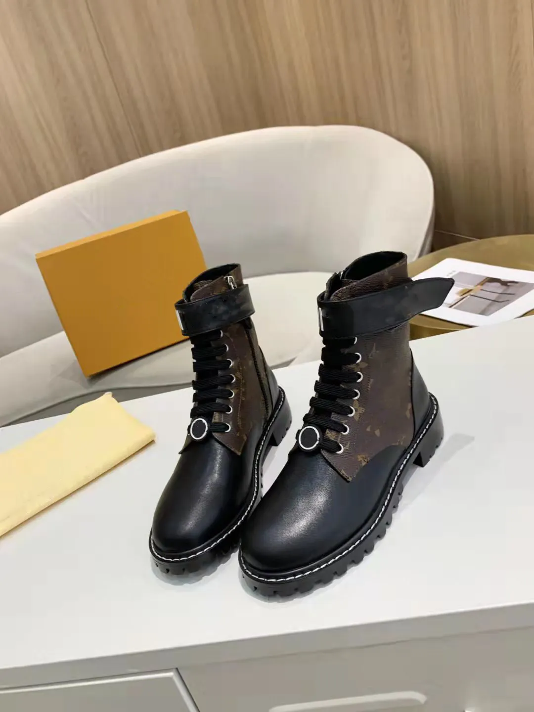 2021 Damen Territory Flat Ranger Martin Stiefel Damen Herbst Winter Plateau Knöchel Stiefeletten Designer Luxus Damen dicke untere Halbstiefel mit Kastengröße 35-40