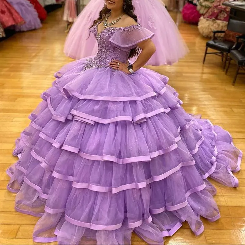 Lavendel utanför axeln quinceanera klänningar spets-up korsett beading tiered ruffles prom klänningar söt 15 maskerad klänning