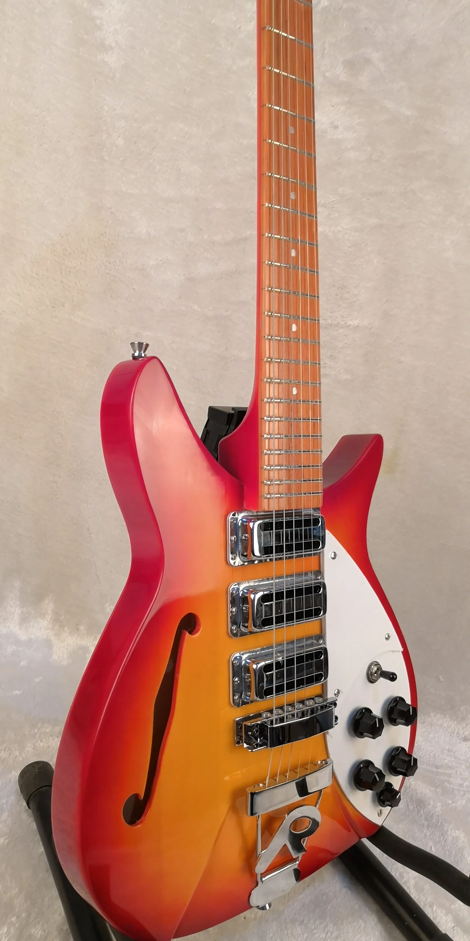John Lennon 325 Cherry Sunburst Semi Hollow Body Electric Guitar Short Scale 527mm, 3 Toaster Pickups, Single F Hole, escala pintada com laca, R Tailpiece