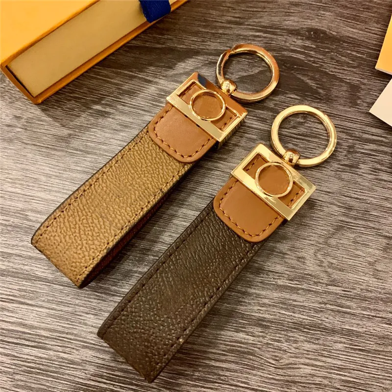 Enkel klassisk gulbrun PU -läder nyckelringar nyckelringstillbehör Fashion Chain Keychains spänne för män Kvinnor med detaljhandelsbox223g