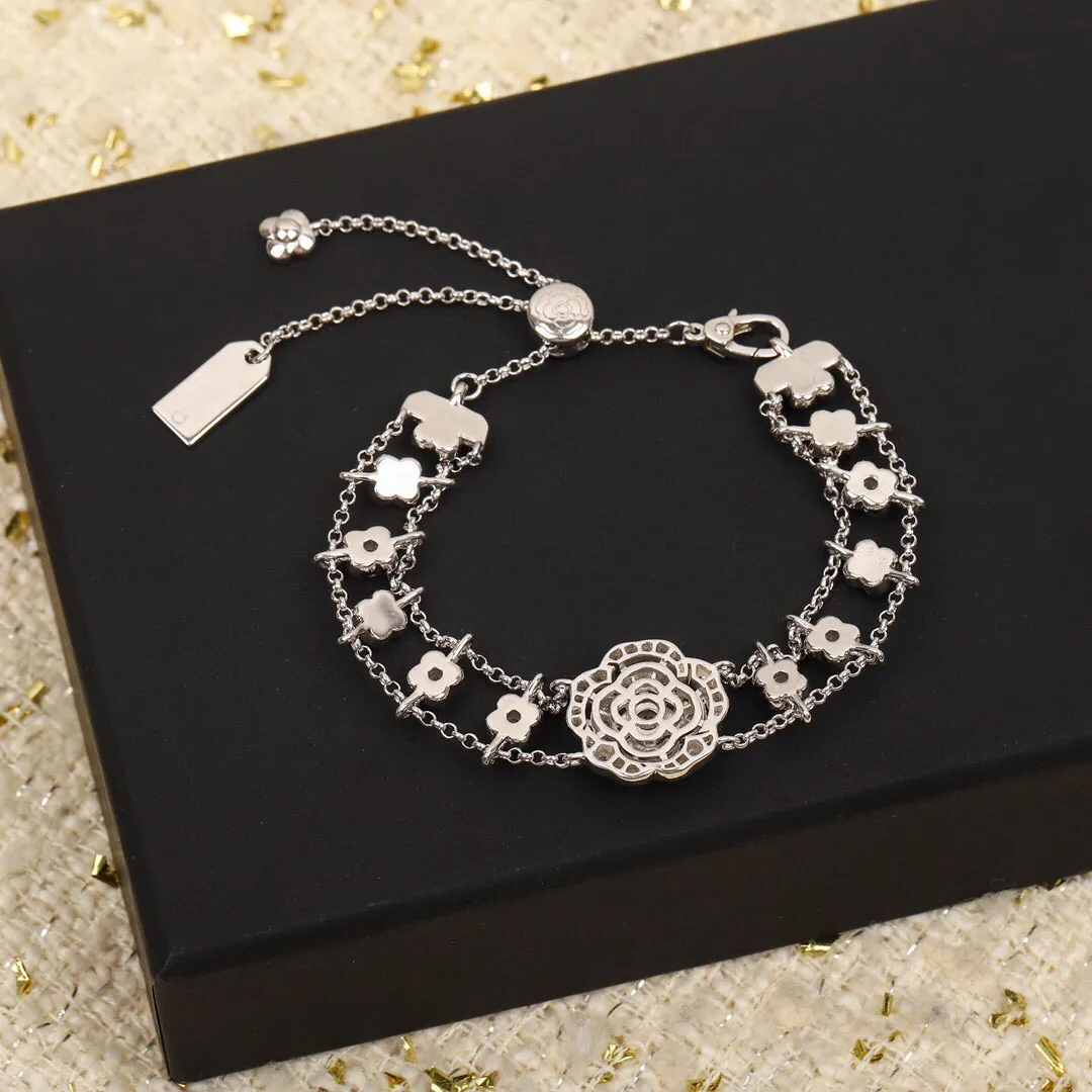 2022 Top Quality S Sier Eccellente collana con pendente con fiore e diamante Set di braccialetti di design cavo per le donne Regalo di gioielli da sposa Scatola Stam PS4262