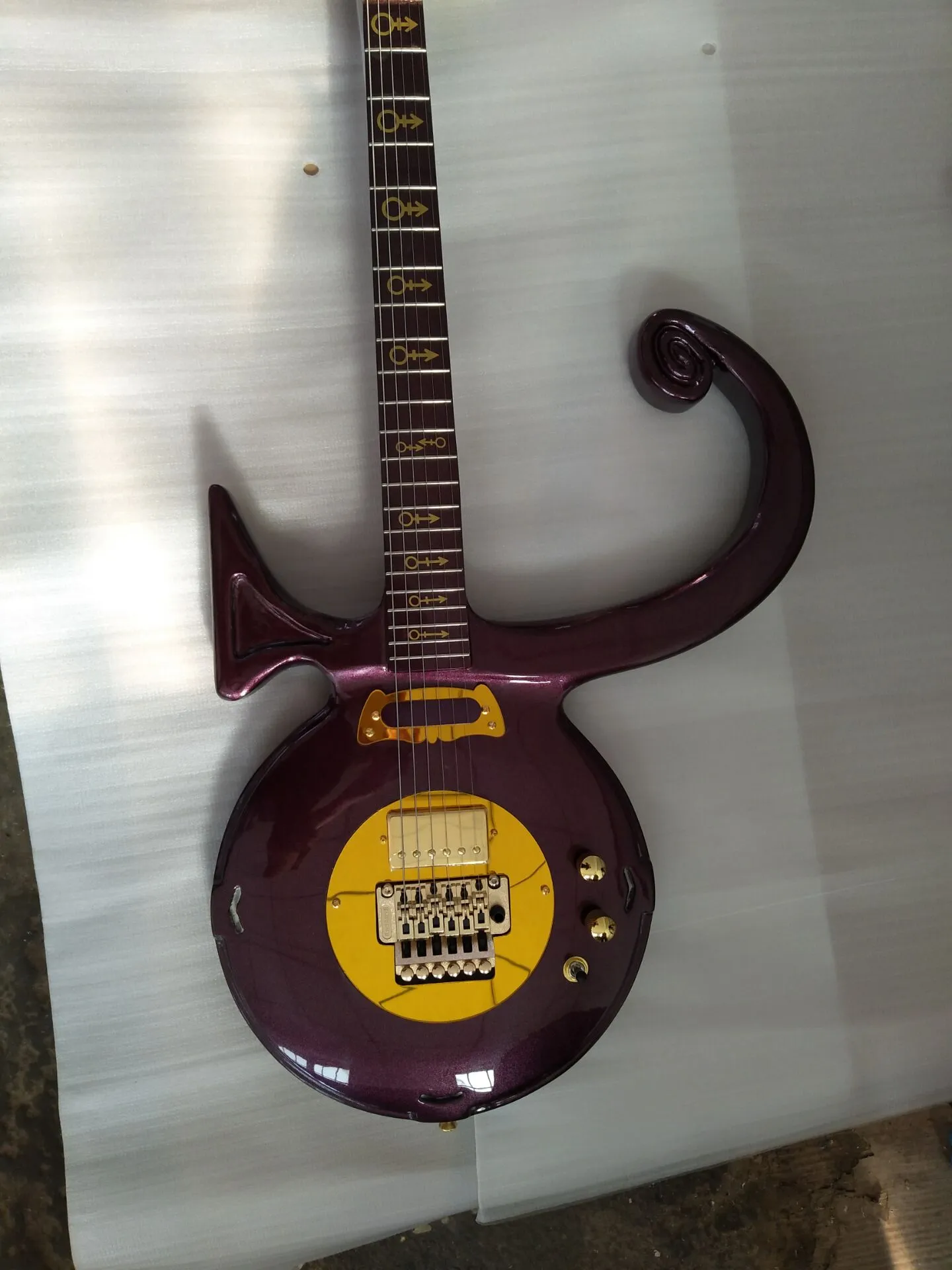 Metálico Roxo Príncipe Símbolo Amor Guitarra Elétrica Floyd Rosa Ponte Tremolo, Espelho De Ouro Pickguard Traseira, Nuvem Inlay Especial