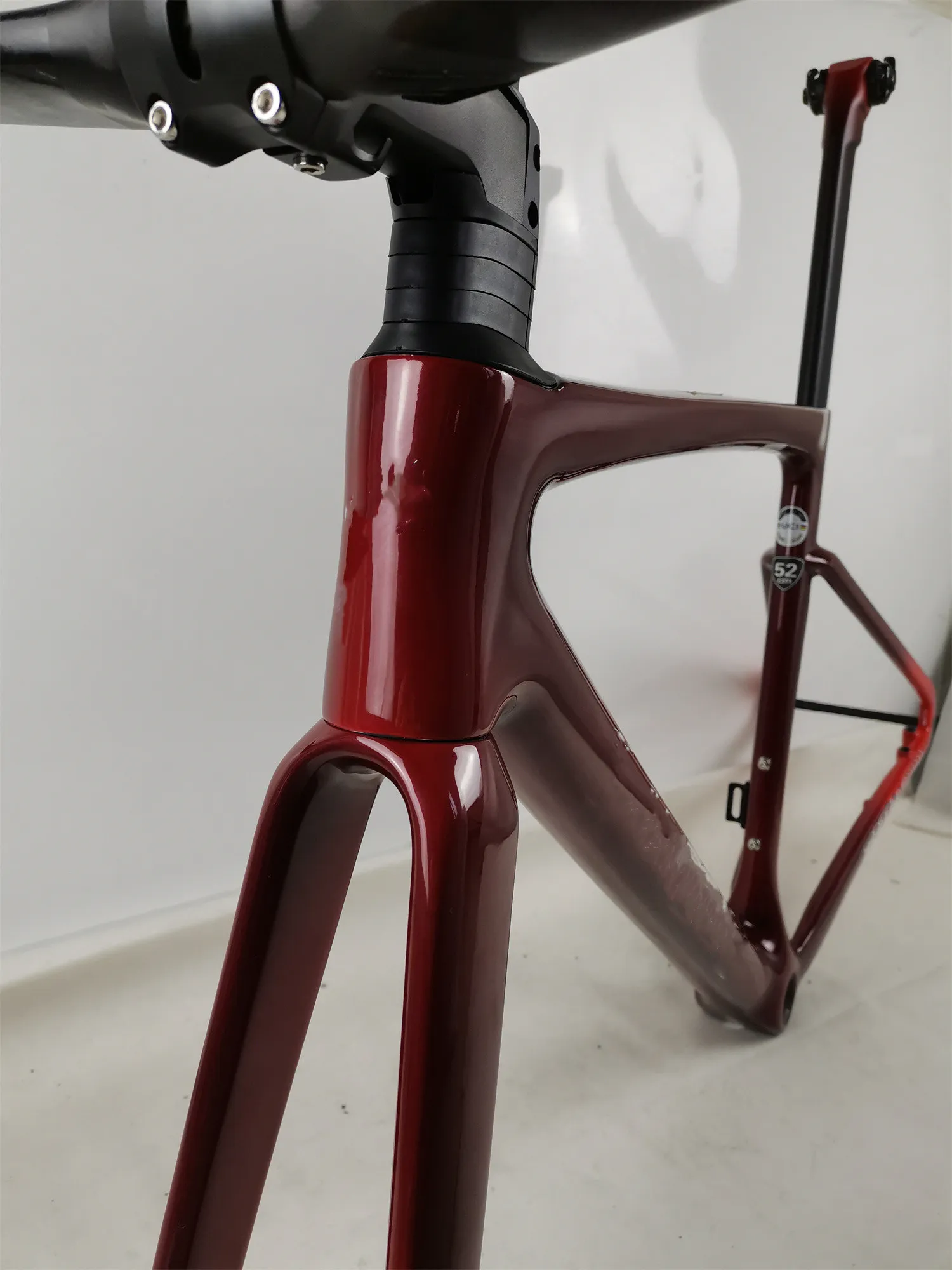 Premium Carbon Road Bike Frame With Internal Wiring Compatibility With Di2 Group 700C C Flat
