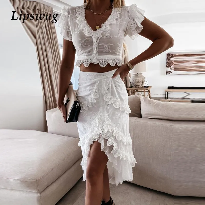 Arbeta Klänningar Mode Broderi Lace Vit Sats Sexy V Neck Button Toppar och oregelbundna kjolar Passar Kvinnor Elegant Ruffle Beach Två Piece