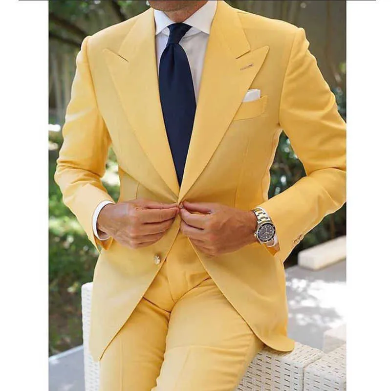 黄色のスリムフィットカジュアルな男性スーツ2ピースのウェディンググルーミングタキシード男性ファッションビジネスブレザー最新デザインX0909
