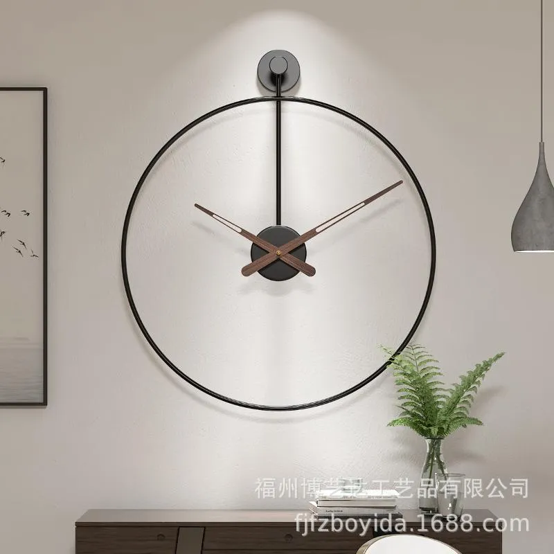 壁時計北欧の高級時計モダンなデザインリビングルームキッチンバッテリーシンプルな鉄のリロイJ
