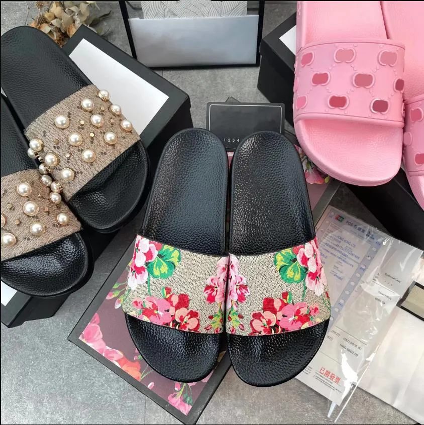 2023 Designer Men Mulheres sandálias de chinelos planos com caixa de flores correta Sapatos de bolsa de poeira PRIMAGEM SLIDE VERMELHO TAMANHO DE ARIMENTO 35-45 01