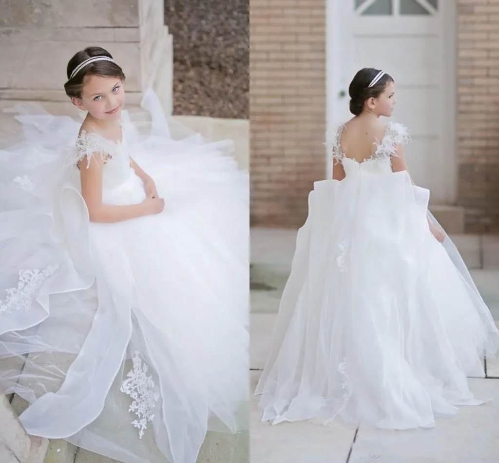 2020 Puffy Princess Wedding Flower Girls 'Dresses With Feathers Beaded Off Shoulder Pagant Party Gowns Applique Long Communion Dress