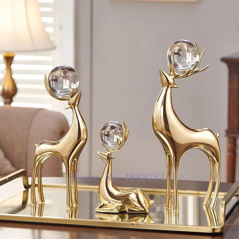Figurine di oggetti decorativi Figurina di metallo di lusso estetico Modello in rame dorato Cervo Sfera di cristallo Decorazione del soggiorno Decorazione della casa Accesso