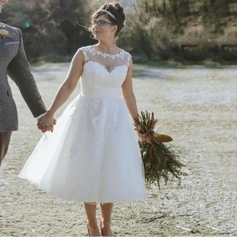 2021 Korta A-Line Bröllopsklänningar Te Längd Elfenben Tulle Ärmlös Land Beach Bridal Gowns Appliques Lace Jewel Neck Sommar Vestidos de Novia