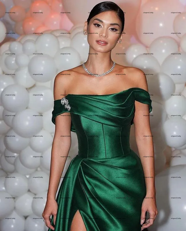 Hunter Green Off-Shoulder Red Carpet Evening Dress 2022 with Slit and Pleated Stain - Dubai Arabic Aso Ebi Green satin prom Dress (BC12827)