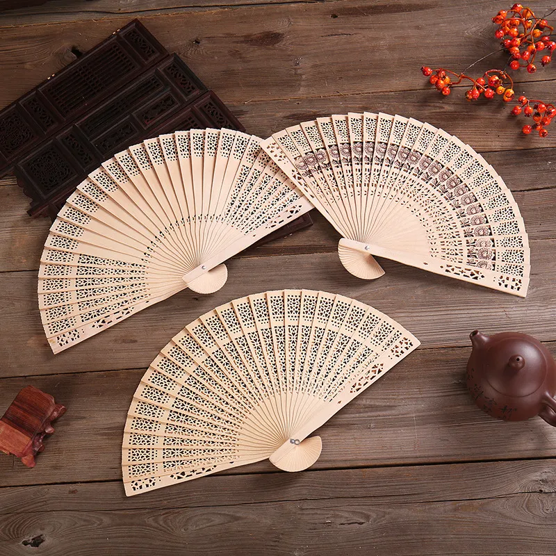 Kinesisk stilprodukter Träfläktar 8Inch Craft Sandalwood Wedding Fan Bridal Wood Presentillbehör med Retail Box