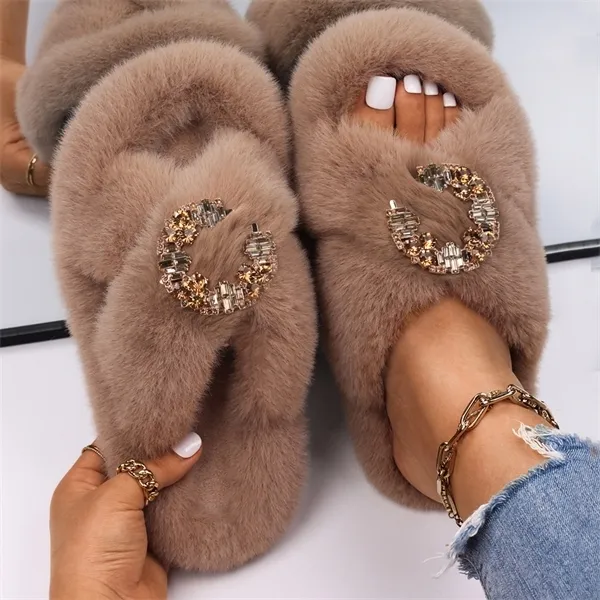 Moda Chinelos Mulheres Fluffy Flip Flops Rhinestone Ring Decor Furry Slides Senhoras Luxo Designer Chinelos Flat Calçados Casuais Y1120