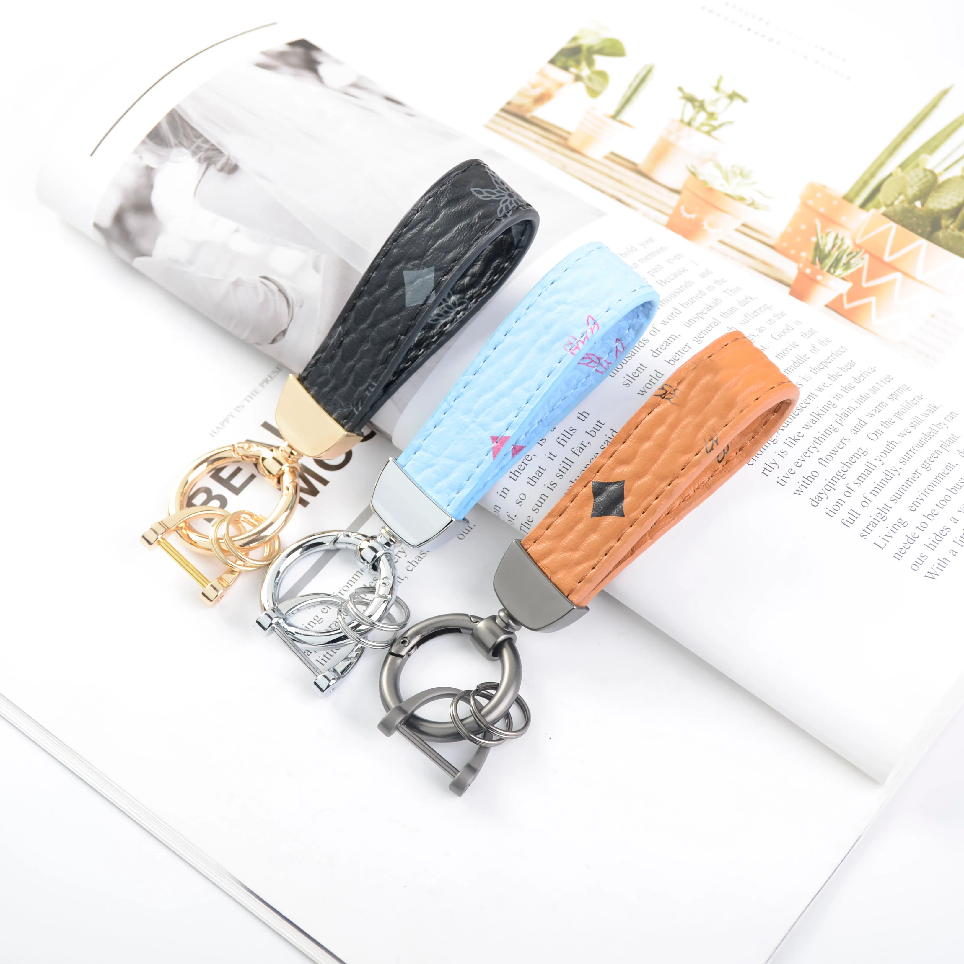 Letter Print Design Metal Car Keychain Bag Pendant Charm Jewelry Flower Ring Holder for Women Men Fashion PU Leather Animal Key Chain Accessories