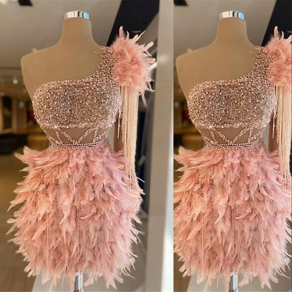 2023 Robes de cocktail arabes de luxe Blush Rose Plume Cristal Perlé Court Mini Une Épaule Gaine Soirée Robe De Soirée De Bal H269Q