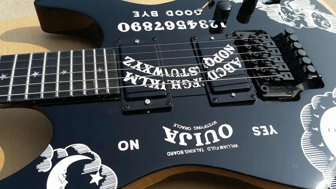 op voorraad ! Black Color Mahonie Body Elektrische Gitaar Ebony Fingerboard Mooi en Prachtig