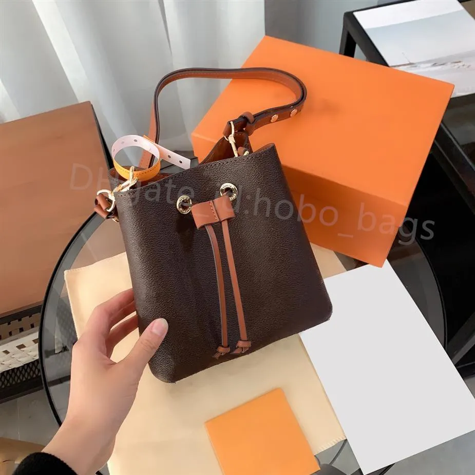 2021 SS Lady Bucket Bags Fashion Luxurys Designer Shoulder Open Barrel-shaped Interior Zipper Pocket Plain Fresh Casual Practical 2685